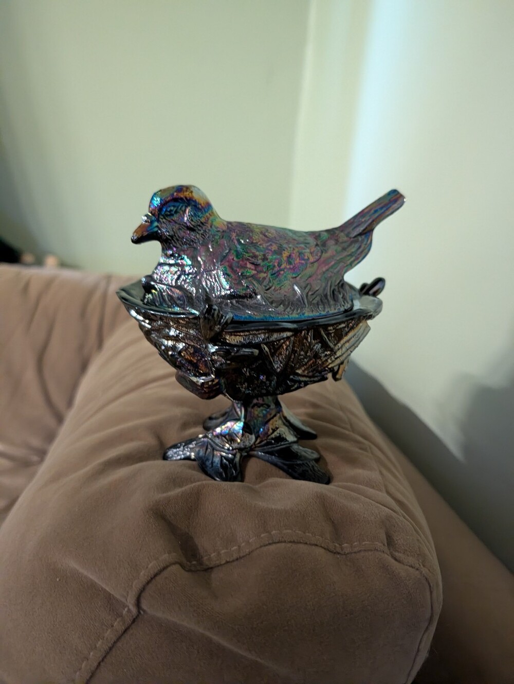 A vintage Westmoreland Robin on Nest pedestal dish